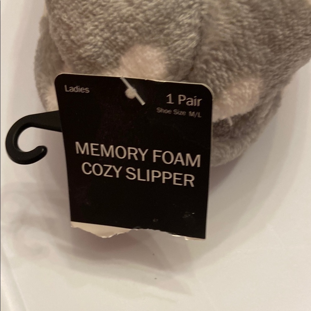 Memory Foam Cozy Gray and White Hearts Ladies Slippers NWT - Picture 2 of 6